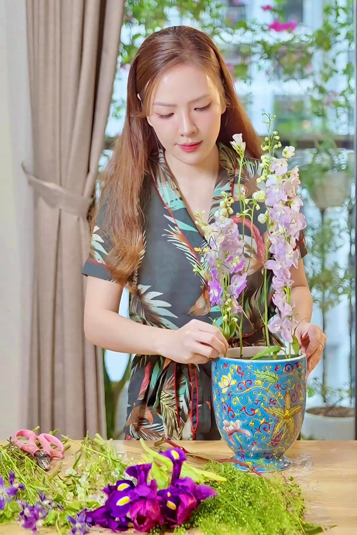 Nữ MC cho biết, có những thứ, khi bắt đầu mình chưa yêu ngay, nhưng càng làm, càng hiểu, mình càng tìm được niềm vui, say mê trong đó. Ảnh: FB Nguyen Dan Le