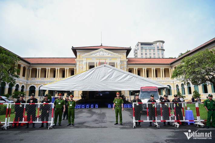 An ninh được thắt chặt trong suốt thời gian diễn ra phiên tòa.