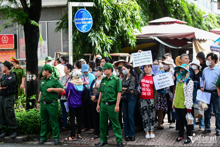 Phiên tòa dự kiến diễn ra trong 1 tháng (từ 19/9-19/10). Thẩm phán Nguyễn Thị Hà làm chủ tọa. HĐXX còn có thẩm phán Vũ Hoài Nam; thẩm phán dự khuyết là các ông Nguyễn Văn Hà, Phạm Viết Hùng; 3 hội thẩm nhân dân là ông Nguyễn Đình Cương, Trần Ngọc Thực, Bùi Quang Việt; hội thẩm nhân dân dự khuyết là bà Thi Thị Tuyết Nhung và ông Lê Giáo.