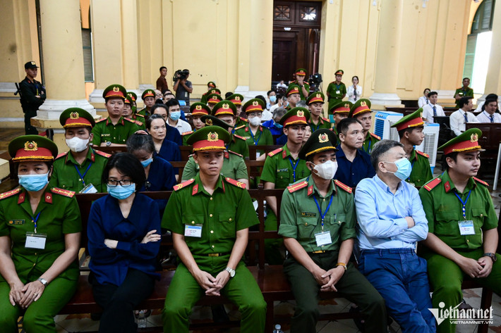 Vụ án này có tổng cộng 34 bị cáo bị truy tố về ba tội danh “Lừa đảo chiếm đoạt tài sản”, “Rửa tiền”, “Vận chuyển trái phép tiền tệ qua biên giới”. Nhiều bị cáo bị truy tố, xét xử cùng lúc 2-3 tội danh.