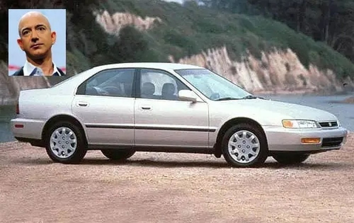 Tỷ phú Jeff Bezos từng gây chú ý với thói quen chi tiêu tiết kiệm khi tậu chiếc xe Honda Accord từ năm 1997 và hiện vẫn sử dụng để đi lại. Ảnh: BI
