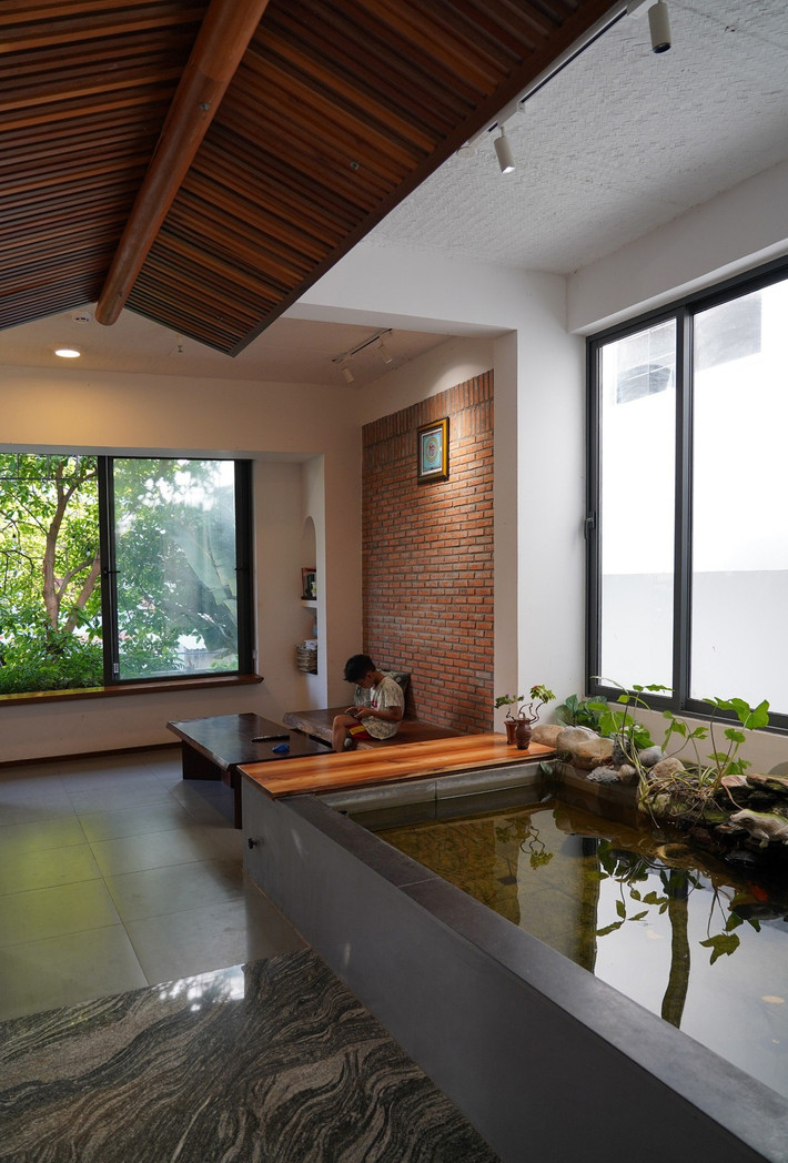 Ngôi nhà trở thành ốc đảo xanh đầy mê hoặc, về một chốn bình yên giữa thành phố Nha Trang sôi động. Ảnh: Ladesignstudio