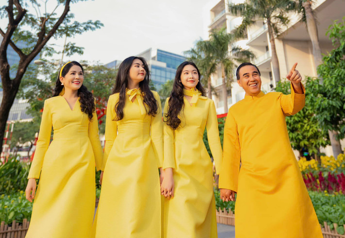 Từ nhỏ đến lớn, 2 ái nữ của MC Quyền Linh đều học trường BVIS (British Vietnamese International School) - trường Quốc tế Anh Việt, được coi là trường có mức học phí khoảng 500 triệu/năm. Ảnh: FB Quyền Linh