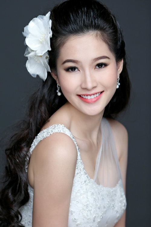 Có lẽ Đặng Thu Thảo là hoa hậu đẹp nhất trong những năm gần đây của Việt Nam. Một gương mặt trái xoan chuẩn mực, đôi mắt bồ câu và nụ cười rạng rỡ.