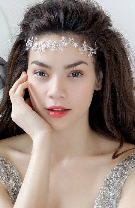 Sở hữu nét đẹp phương Tây, Hồ Ngọc Hà được coi là một trong những mỹ nhân quyến rũ hàng đầu của làng giải trí Việt. Ngoài thân hình mảnh mai, cô còn thừa hưởng đôi mắt sắc sảo "vạn người mê".