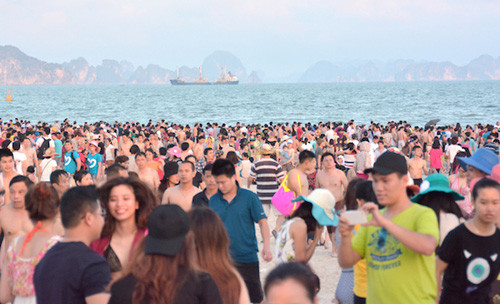 Ngày đầu tiên mở cửa, cũng là ngày cao điểm trong dịp nghỉ lễ dài ngày, bãi tắm Bãi Cháy (Quảng Ninh) trở nên quá tải vì lượng du khách và người dân đổ về đây tránh nóng ngày một đông, đặc biệt là vào chiều 30/4. (Ảnh: Đài PT và TH Quảng Ninh).