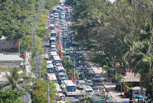 Tương tự, TP biển Nha Trang kẹt cứng sáng 29/4 khi hàng trăm đoàn xe lớn, nhỏ chở du khách cùng đổ về phía nam đường Trần Phú. Xe cộ nối đuôi nhích từng chút dài hơn 1km để di chuyển. (Ảnh: Tuổi trẻ).