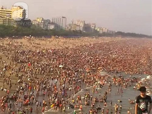 Sầm Sơn (Thanh Hóa) thu hút một lượng khách "khủng" dịp nghỉ lễ 30/4 và 1/5 năm nay. Cách biển 5km, tuyến đường dẫn ra biển tắc nghẽn kinh hoàng và bãi tắm thì không còn chỗ... đứng. (Ảnh: Tri thức trẻ).