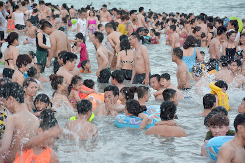 Chia nhau từng "xăng ti mét" để tắm. (Ảnh: Đài PT và TH Quảng Ninh).