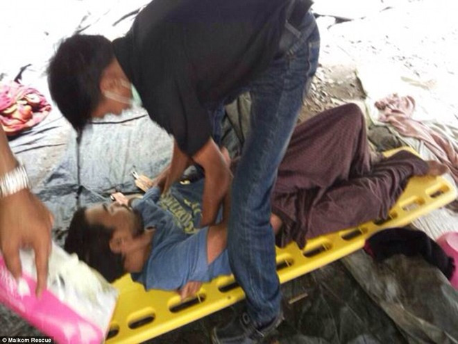 Tuy nhiên, một người đàn ông Bangladesh sống sót kỳ diệu. Theo tờ Phuketwan, nhóm buôn người chạy và để lại người tị nạn trong lán khi cảnh sát đột kích.
