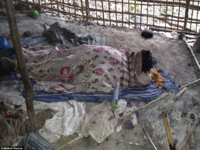 Bọn buôn người nhốt họ trong các lồng tre bẩn thỉu trong lúc chờ tiền chuộc và đưa họ sang Malaysia.