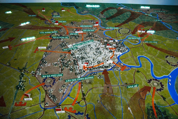 Cận cảnh sa bàn miêu tả lại chiến dịch giải phóng Sài Gòn năm 1975, đặc biệt là trận đánh chiếm 7 cây cầu nổi tiếng. (Ảnh: Minh Sơn/Vietnam+).