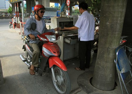Khác với tình trạng trông giữ xe lộn xộn tại nhiều bến, bến xe Nước Ngầm sử dụng thẻ từ quản lý xe, giúp đảm bảo an toàn cho khách.
