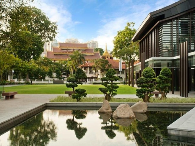 Không gian xung quanh khách sạn rất đẹp với không khí trong lành.