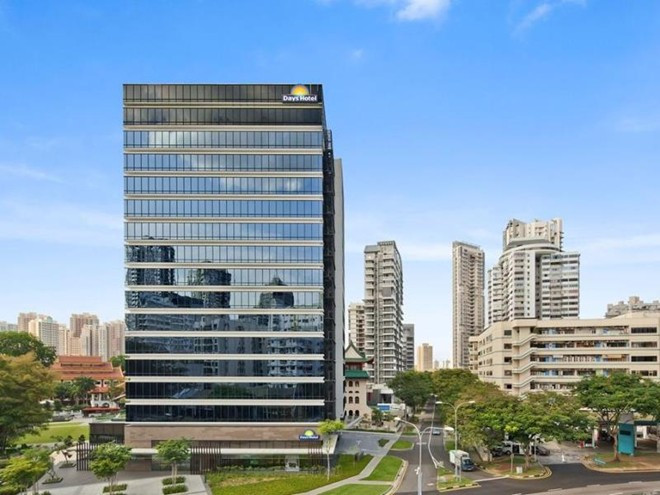 Tuyển U23 Việt Nam được bố trí ở khách sạn Days Hotel gần công viên Zhongshan ở quận Novena (Singapore). Nơi ở của thầy trò HLV Miura tại SEA Games 28 gần nhà ga Novena MRT và cách trung tâm khoảng 5 km. Các đội bóng tham dự SEA Games 28 đều ở khách sạn 4 sao này. Tính đến lúc thầy trò HLV Miura nhận phòng đã có Singapore, Philippines và Đông Timor tới trước.