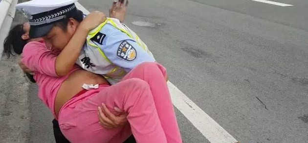 Ba cảnh sát đang làm nhiệm vụ (Xu ChunPeng, Xiao Jianfeng, Zhan Guozhen) ngay lập tức đưa thai phụ lên xe. Ba người không ngờ rằng em bé đã chào đời ngay sau đó. (Nguồn: CCTV).