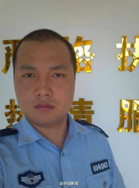 Người cảnh sát đỡ đẻ cho thai phụ. (Nguồn: CCTV).