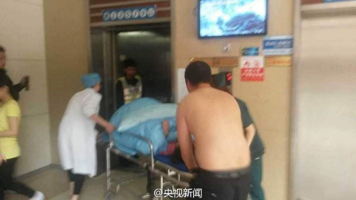 Ngay sau đó, người mẹ và em bé được đưa vào bệnh viện gần đó. (Nguồn: CCTV).
