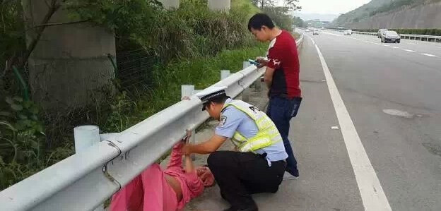 Sáng 1/5, cảnh sát giao thông trên một tuyến cao tốc ở Giang Tây, Trung Quốc phát hiện một thai phụ đang nằm trên đường. (Nguồn: CCTV).