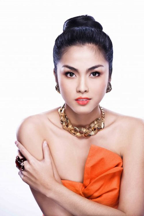 Ngọc nữ” Tăng Thanh Hà không chỉ sở hữu được một vóc dáng cao, khuôn mặt đẹp mà cô còn có được một đôi mắt "biết cười". Đôi mắt của cô khi kết hợp cùng với các đường nét khác trên khuôn mặt tạo ra điểm nhấn, giúp cô thu hút được ánh nhìn của người đối diện.