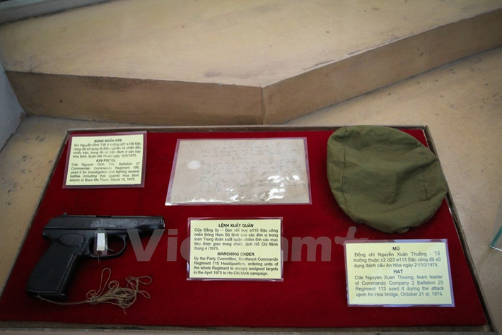 Súng ngắn K59 và tờ lệnh xuất quân của Đảng ủy – Ban chỉ huy e115 Đặc công miền Đông Nam Bộ lệnh cho các đơn vị trong Trung đoàn xuất quân chiếm lĩnh các mục tiêu được giao. (Ảnh: Minh Sơn/Vietnam+).