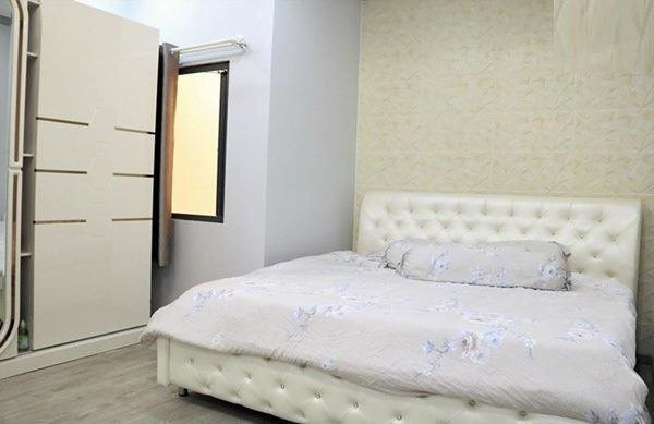 Phòng ngủ thiết kế tối giản, không nhiều vật dụng trang trí. Ảnh: Lao động