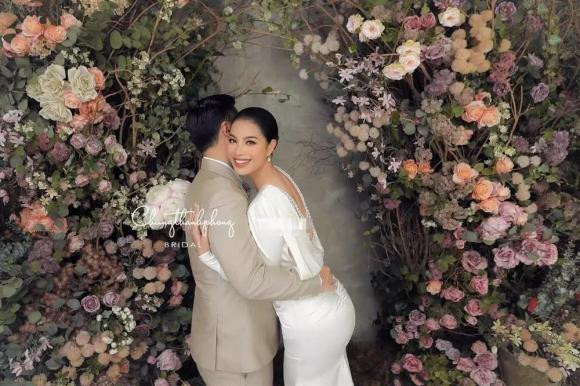 Mới đây, NTK Chung Thanh Phong hé lộ loạt ảnh cưới studio của Hoa hậu Phạm Hương và chồng đại gia. Ảnh: NTK Chung Thanh Phong