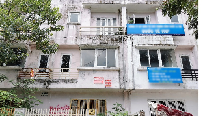 Có những căn biệt thự bỏ hoang đang được gắn biển bán nhà gấp. Ảnh: Dân trí