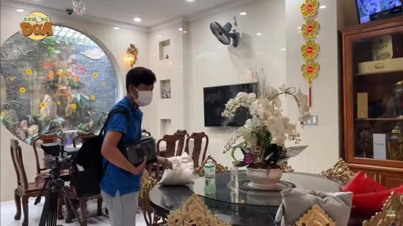 Bên trong biệt thự, danh hài Bảo Chung bày nhiều đồ gỗ đắt tiền, xây cả tiểu cảnh và hòn non bộ.