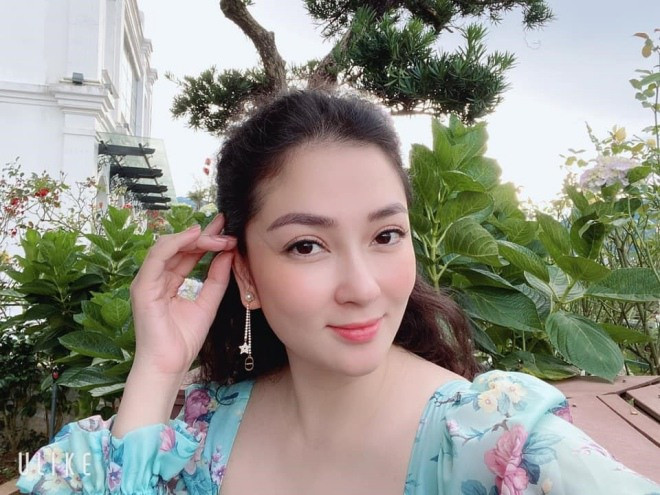 Dù rất kín tiếng về đời tư song Hoa hậu Nguyễn Thị Huyền vẫn chia sẻ những hình ảnh trong khu vườn tươi tốt trong nhà.