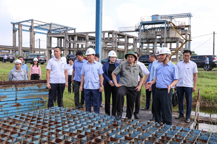 Sáng 31/7, Thủ tướng Phạm Minh Chính khảo sát thực tế tại khu vực dự án mở rộng giai đoạn 2 Nhà máy Gang thép Thái Nguyên, Công ty cổ phần Gang thép Thái Nguyên (Tisco). Ảnh: VOV