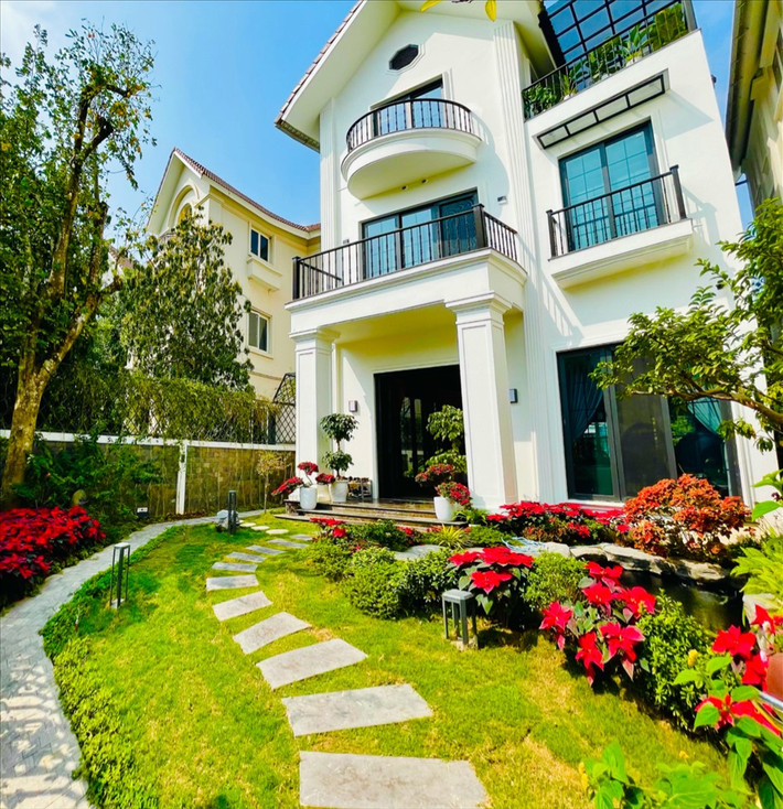 Trước đó, diễn viên Lã Thanh Huyền thường xuyên đăng tải hình ảnh căn biệt thự trị giá 2 triệu USD.
