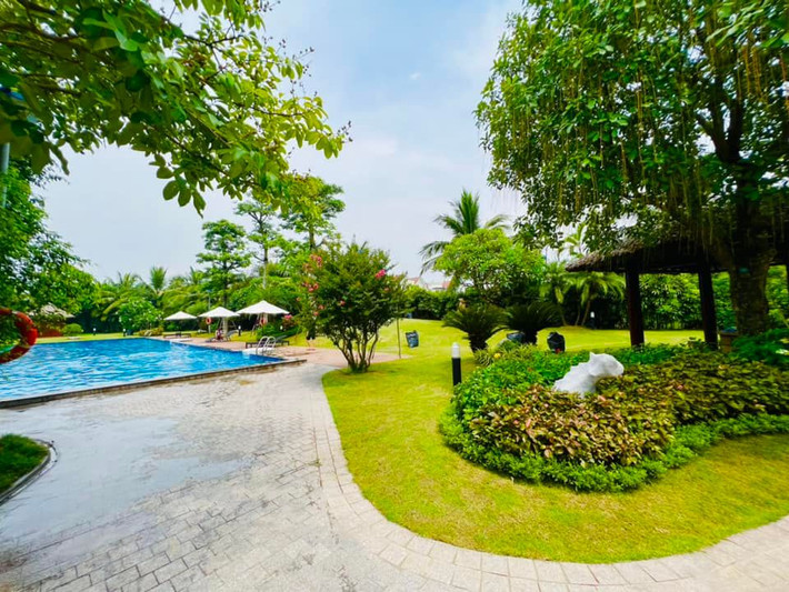 Nữ diễn viên cho biết, đây là bể bơi chung của cả khu biệt thự, nơi cô sinh sống.