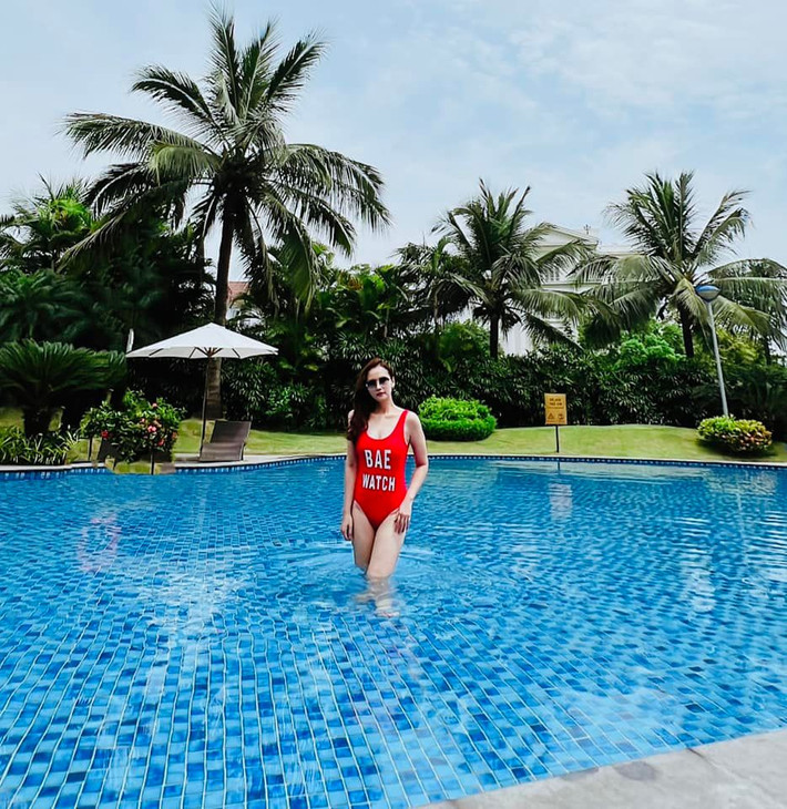 Không chỉ có sự nghiệp diễn xuất thành công, Lã Thanh Huyền còn khiến nhiều người ngưỡng mộ bởi cuộc sống giàu có. Mới đây, nữ diễn viên khoe bể bơi rộng lớn trong khu nhà khiến ai nấy đều trầm trồ.