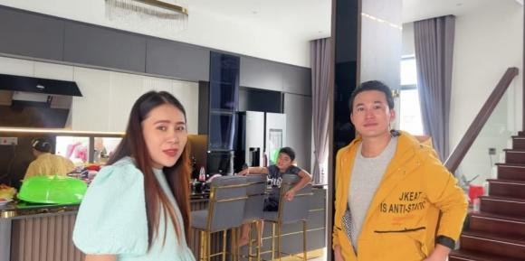Trong chuyến từ thiện cùng ông xã về Đồng Tháp với đây, Hồ Bích Trâm đã ghé nhà của Hà Trí Quang và Thanh Đoàn. Qua đây, mọi người được dịp trầm trồ vì cơ ngơi quá hoành tráng của nam diễn viên đình đám. Ảnh chụp màn hình