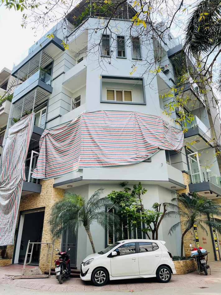 Suốt 10 năm nay, diễn viên Hồng Đăng và vợ con sống trong căn biệt thự 3 mặt tiền tại một con phố ở Hà Nội. Ảnh: FBNV
