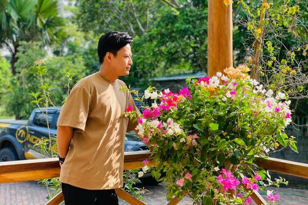 Trong khuôn viên biệt thự, nam diễn viên trồng khá nhiều cây và hoa. Ảnh: FBNV