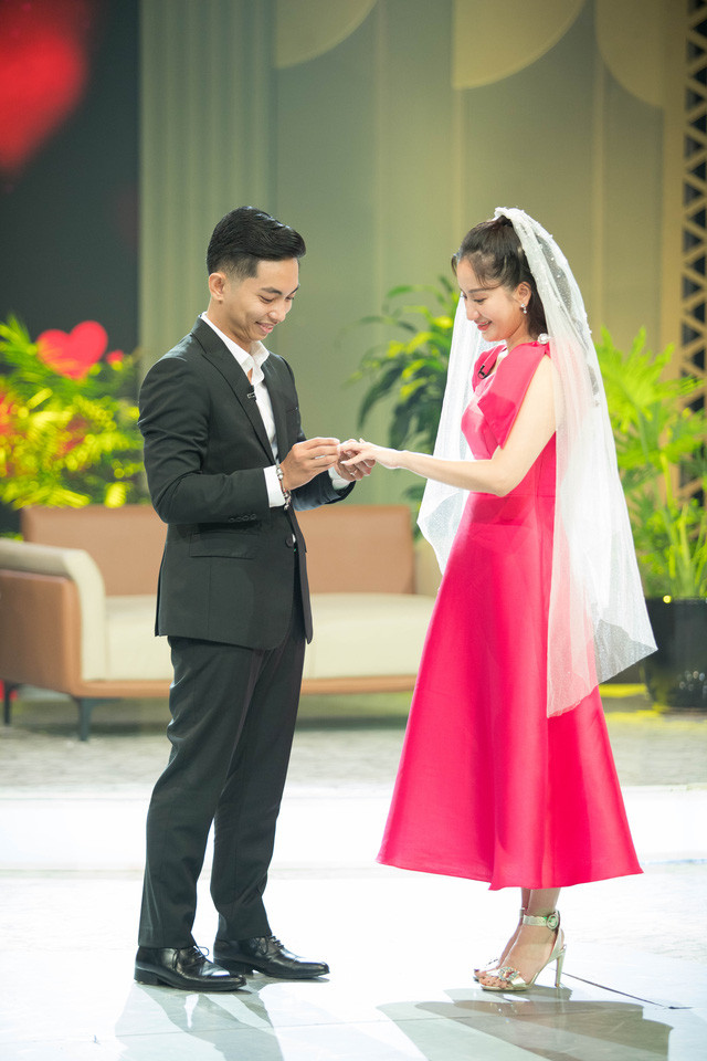 Với lời cầu hôn của Phan Hiển, Khánh Thi xúc động không thể giấu được những giọt nước mắt hạnh phúc. Cặp đôi đã cùng gắn bó với dancesport, cùng trải qua thăng trầm với tình yêu. Ảnh: VTV