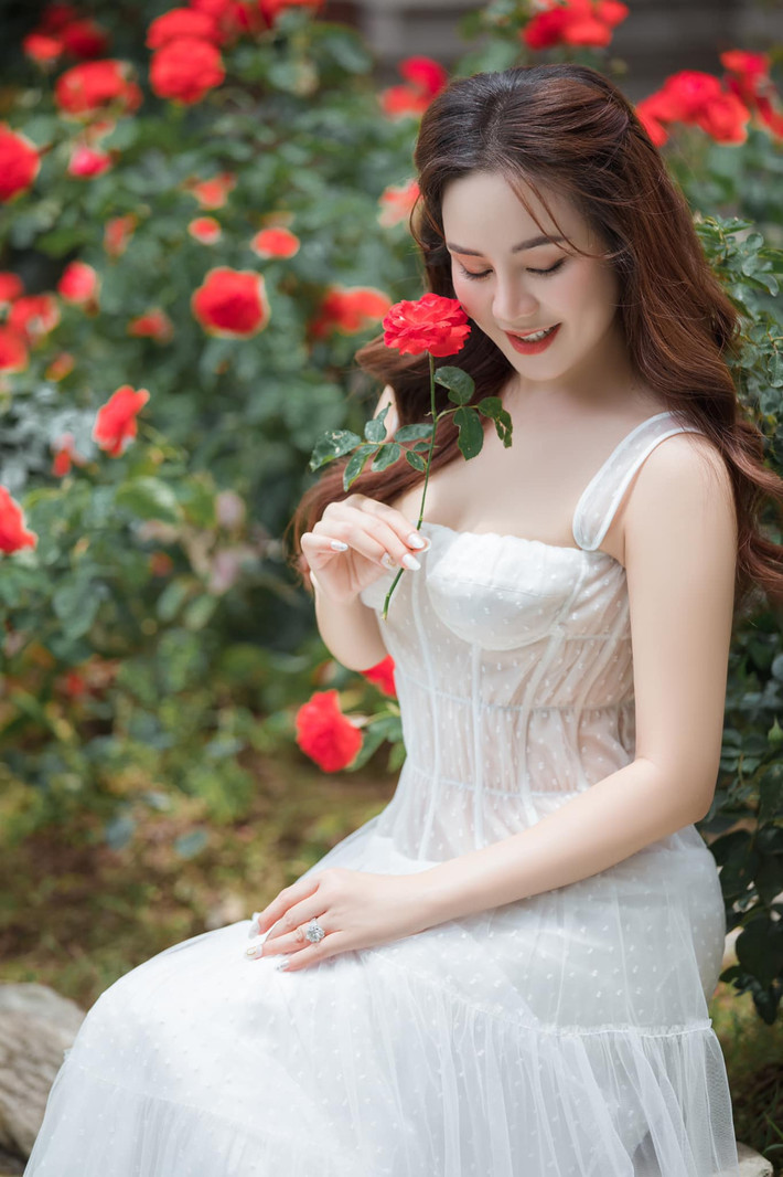 Sau ba năm mới ra thăm cơ ngơi này, Vy Oanh rất vui khi vườn hồng vẫn nở hoa rực rỡ. Nguồn ảnh; FB Vy Oanh