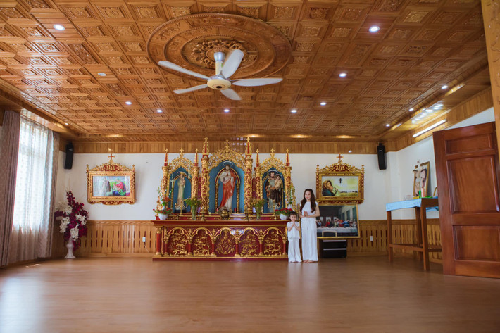 Phòng thờ rộng, được ốp gỗ quý...