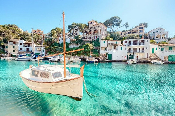 Nhà hàng cao cấp, cửa hàng thời trang xa xỉ trải dọc nơi này. Ảnh: SeeMallorca