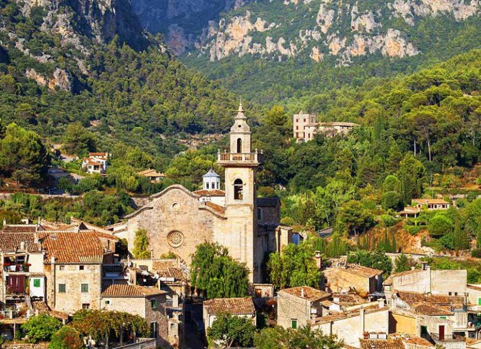 Ngoài ra, đảo Mallorca còn hấp dẫn du khách bởi những làng chài thơ mộng, những khu nhà cổ bằng đá mang kiến trúc truyền thống...Ảnh: Getty