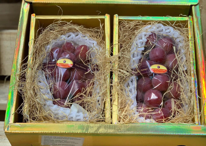 So với nho Ruby Roman Nhật Bản thì nho Ruby Roman Đài Loan giá rẻ hơn nhiều. Vì thế, loại này khá hút khách. Tuy nhiên, số lượng hàng nhập về cũng không có nhiều. Ảnh: Facebook
