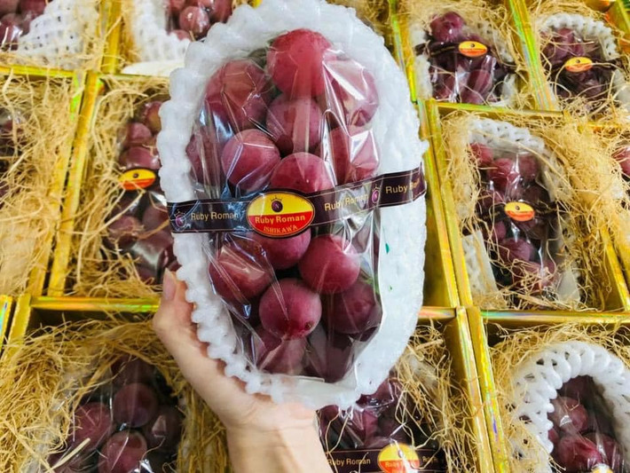 Theo chị Linh, nho Ruby Roman Đài Loan được đóng theo thùng, mỗi thùng có 2 chùm đặt vào hộp nhỏ rất đẹp mắt. Ảnh: Facebook