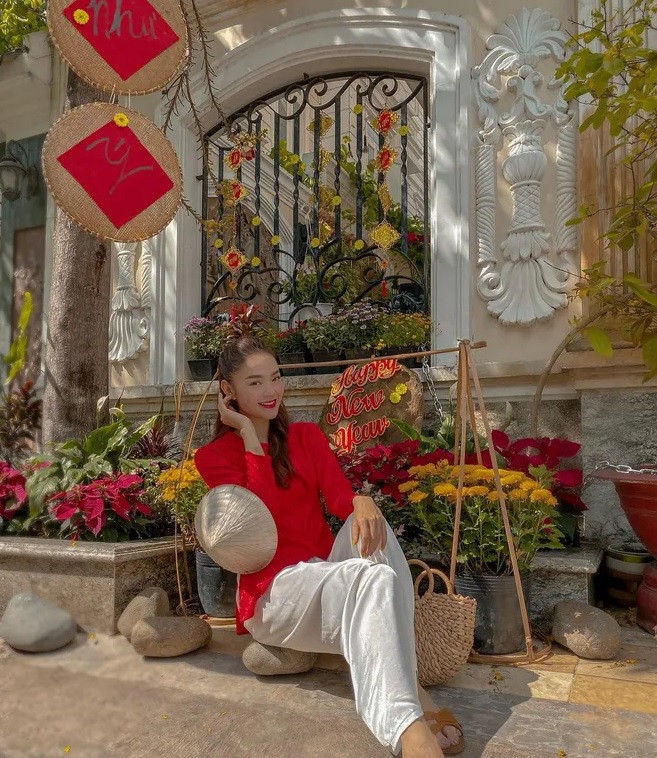 Trước cổng nhà được trang trí nhiều hoa và cây cảnh. Ảnh: FBNV