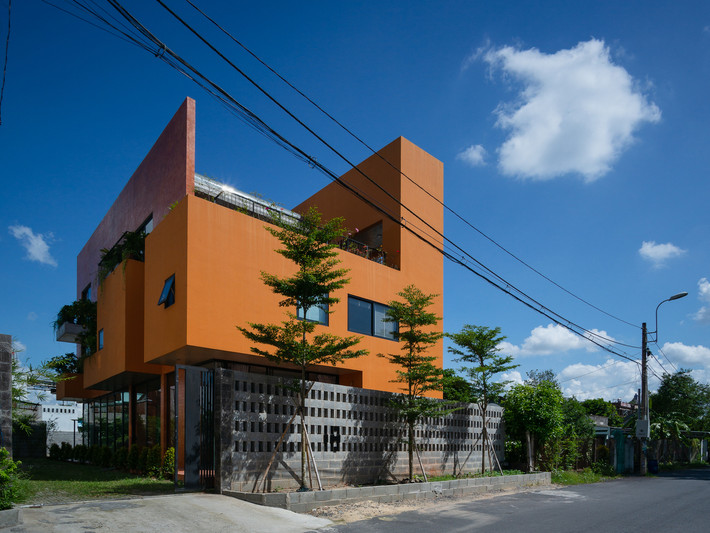 Toạ lạc trên khu đất rộng 650 m2 cách xa trung tâm TP HCM, DI House là hai ngôi nhà riêng biệt nhưng được "biến hóa" để hợp thành một thể thống nhất.