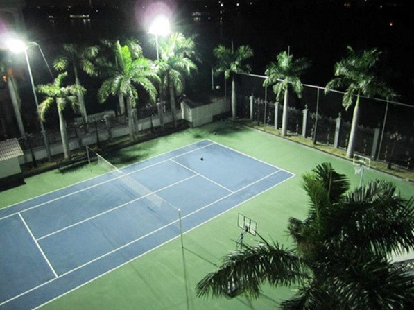 Trong khuôn viên biệt thự còn có sân tennis. Ảnh: KBS
