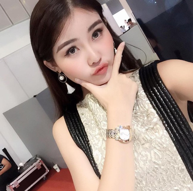 Chiếc đồng hồ thương hiệu Frederique, trị giá gần 50 triệu đồng của Lê Âu Ngân Anh. Ảnh; FBNV