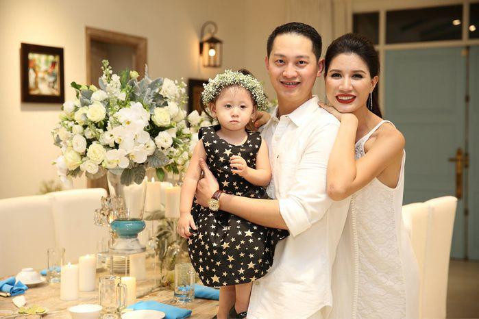 Chồng cựu người mẫu Trang Trần là doanh nhân Louis Trần. Cặp đôi đã có một cô con gái nhưng vẫn chưa làm đám cưới. Trang Trần hiện sống tại Việt Nam còn Louis Trần sống tại Mỹ. Ảnh: FBNV