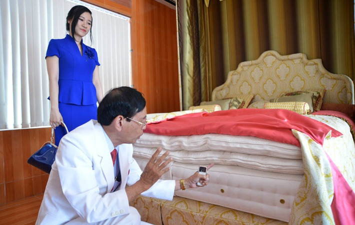 Đại gia Lê Ân cho biết mua chiếc giường không phải để ngủ mà để thế giới biết rằng Việt Nam cũng có nhiều đại gia lắm tiền không khác gì Trung Quốc. Ảnh: Vietnamnet
